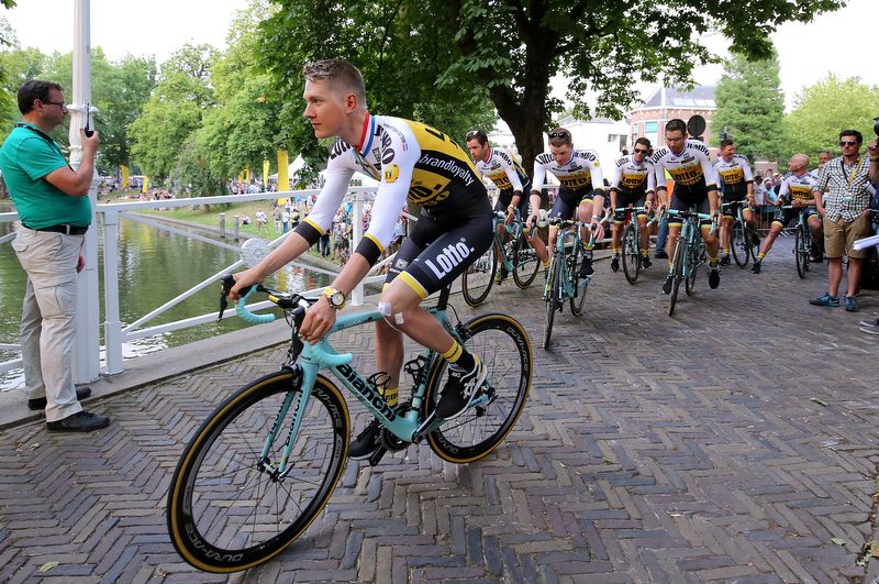 Wilco Kelderman rides to the team presentation