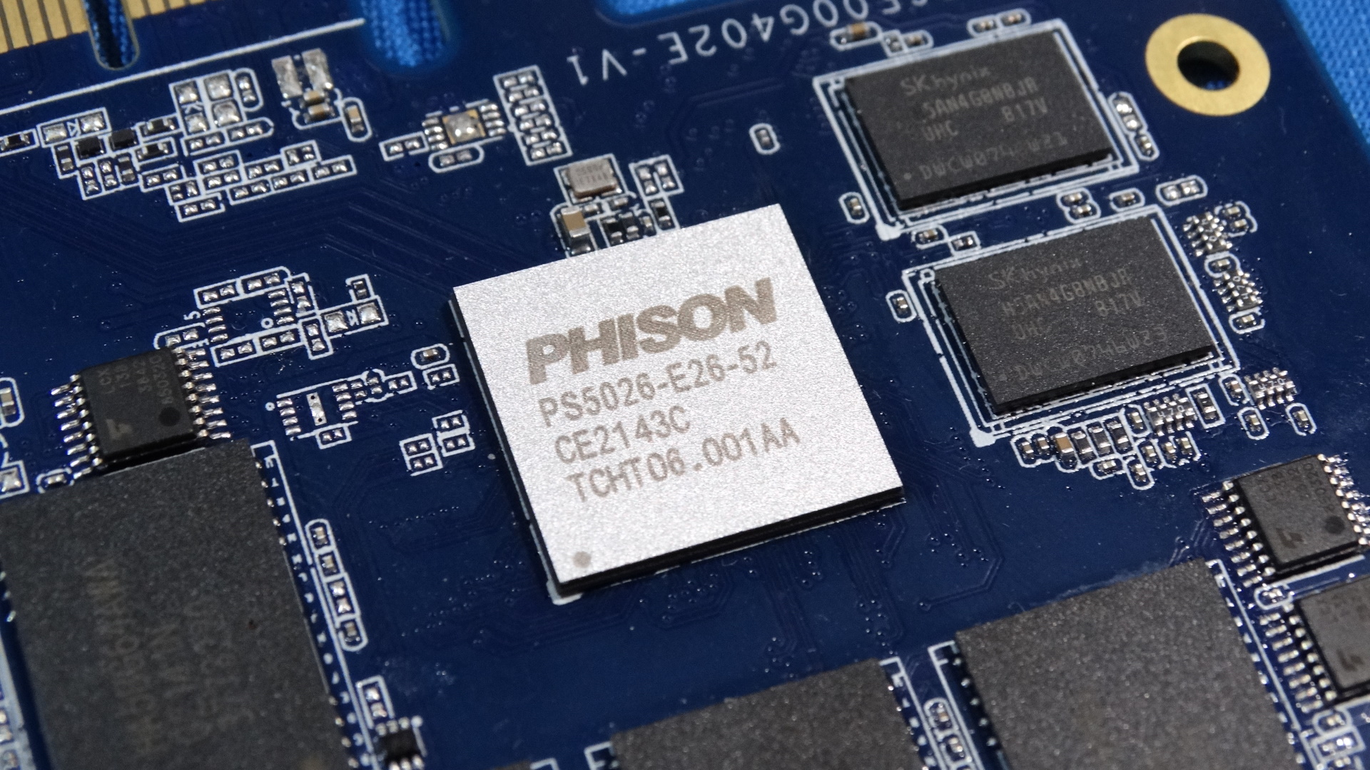 Phison's Next-Gen PCIe 5 SSD Controller Is Nearly Twice As Fast As The Best PCIe 4 Drives At 13.5 GB/s thumbnail