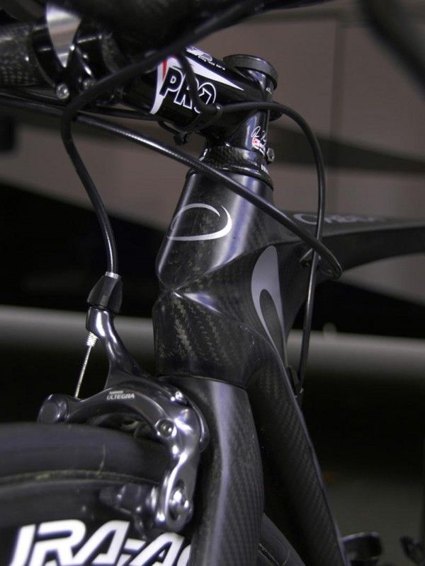 Orbea opts for a conventional 1 1/8" steerer instead of a narrower 1" one saying the unique head tube shape allows for lower drag without compromising front end rigidity.