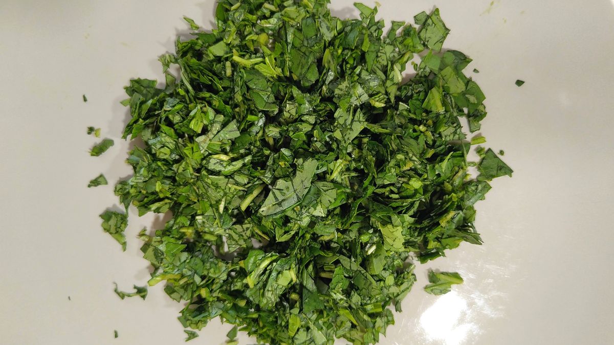 Basil chopped using Bosch ErgoMaster Series 6 blender