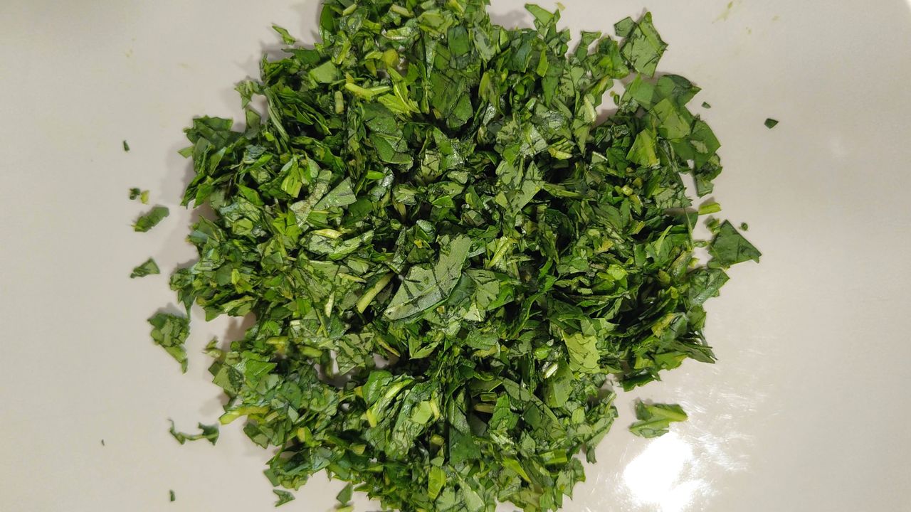Basil chopped using Bosch ErgoMaster Series 6 blender