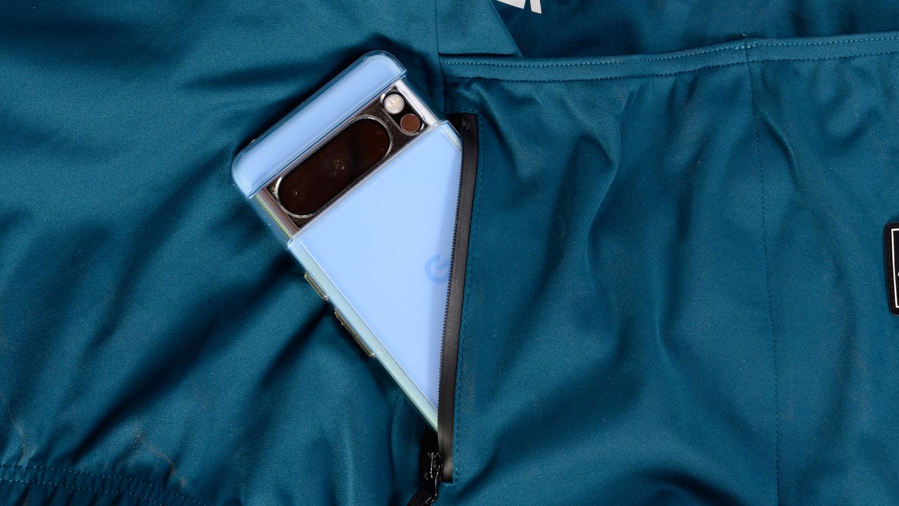 Santini Adapt short sleeve jacket detail of phone in pocket
