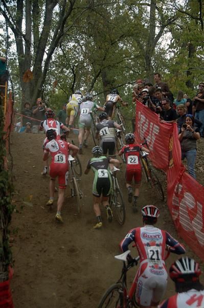 The Elite Men's field runs up the bowl.