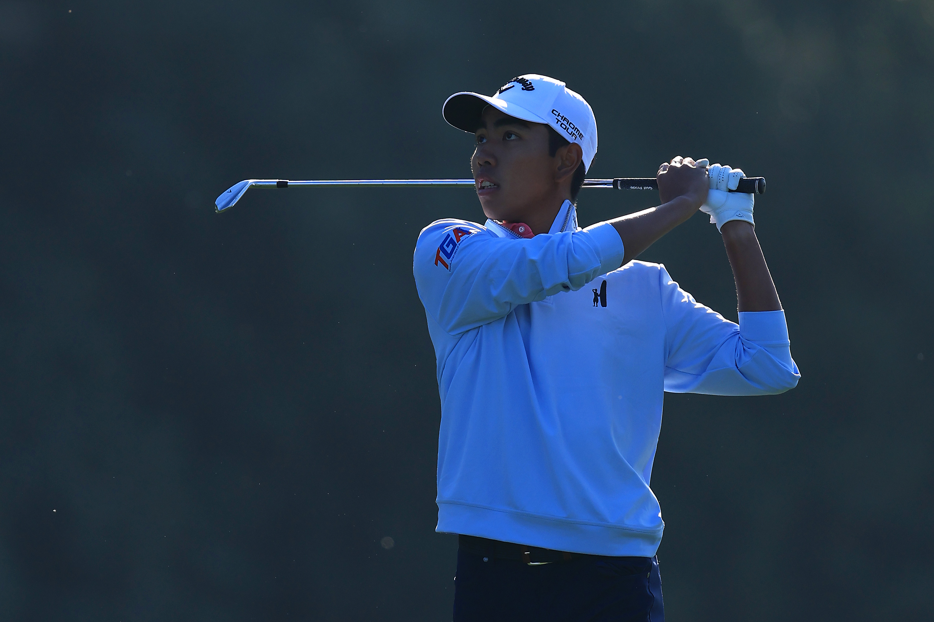 Il dilettante Fifa Laopakdee della Thailandia mette a segno il suo secondo tiro alla prima buca durante il secondo round del Torneo Masters 2026 all'Augusta National Golf Club il 10 aprile 2026 ad Augusta, in Georgia.