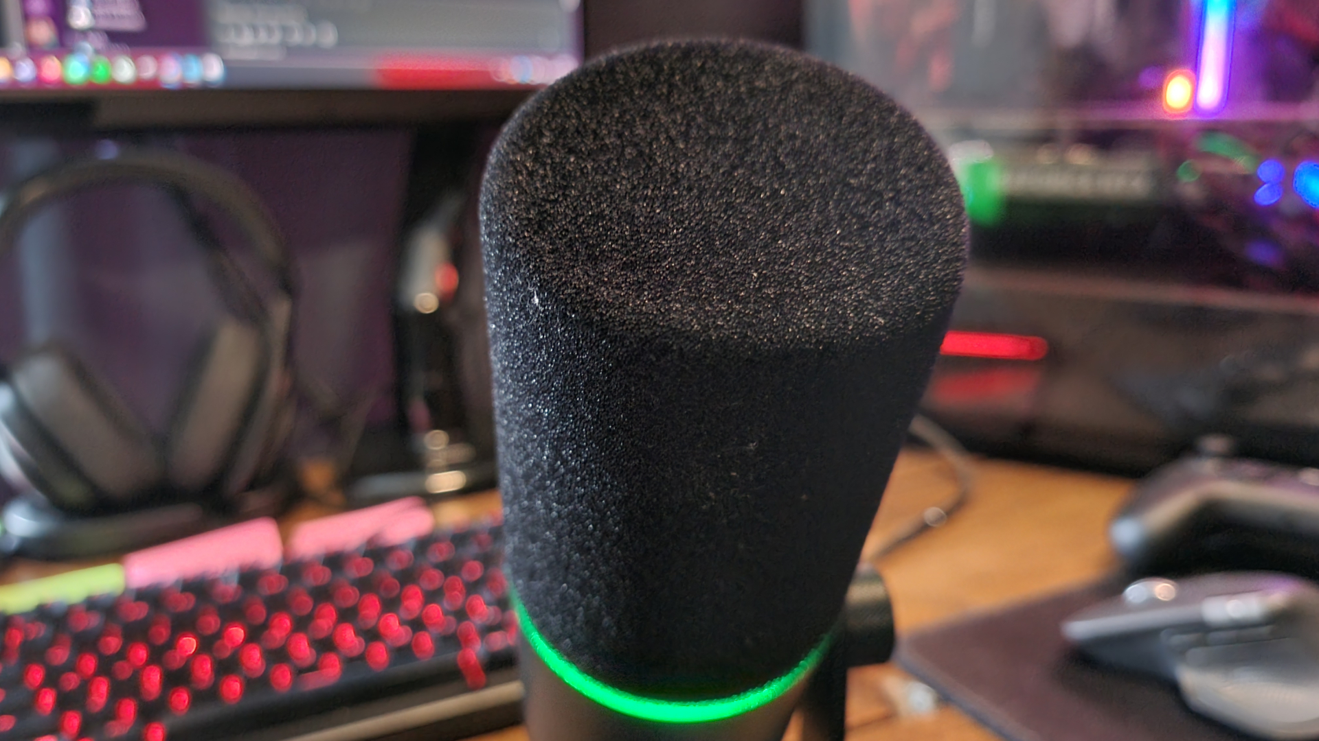 The foam pop filter of the Razer Seiren V3 Pro