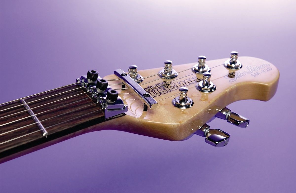 The Y2d is equipped with a locking trem and nut
