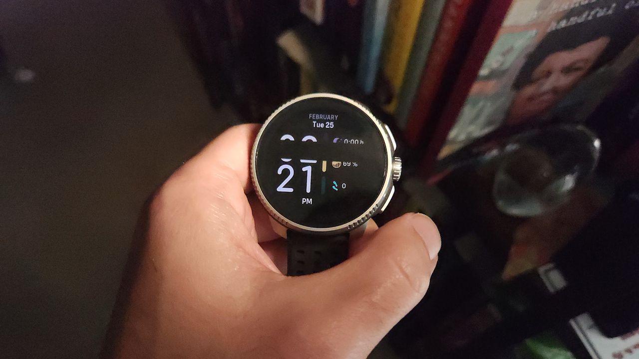 A photo of the Suunto Race showing a thick black bar over the display, indicating that the display uses PWM dimming.