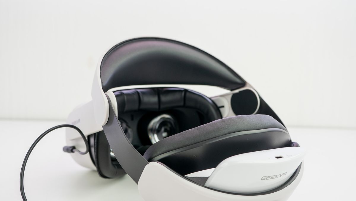 The plush pads on the GeekVR Q2 Pro head strap for the Meta Quest 2