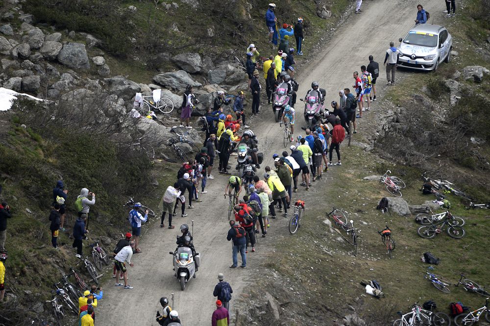 Aru about to catch Hesjedal and Uran.