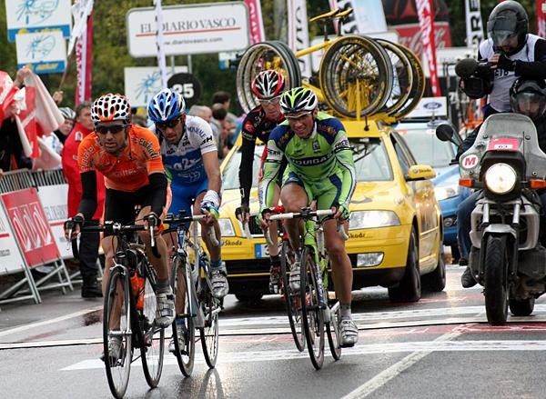 The break coming through the finish area, but unfortunately not for the final time yet.