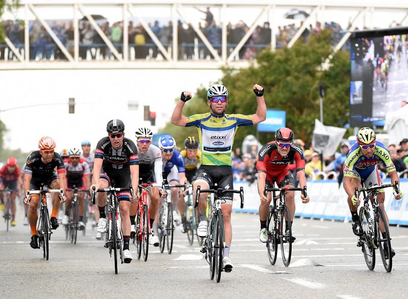 Mark Cavendish (Etixx-Quick Step) beats Zico Waeytens (Giant-Alpecin) and Peter Sagan (Tinkoff-Saxo) to the win