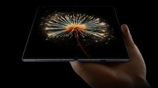 Un render de marketing del Xiaomi Mix Fold 3 abierto en la mano de alguien