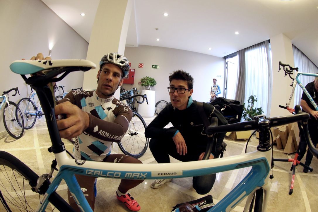 Jean Christophe Peraud discusses his bike set up with on of the mechanics