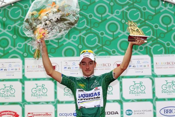 Elia Viviani in the green leader's jersey