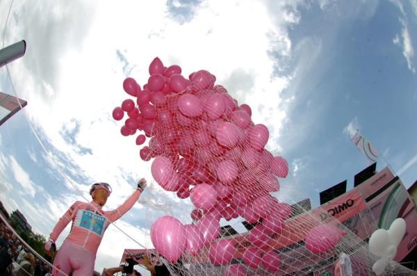 Catch and release: Alexandre Vinokourov (Astana) does his pre-stage duty as maglia rosa