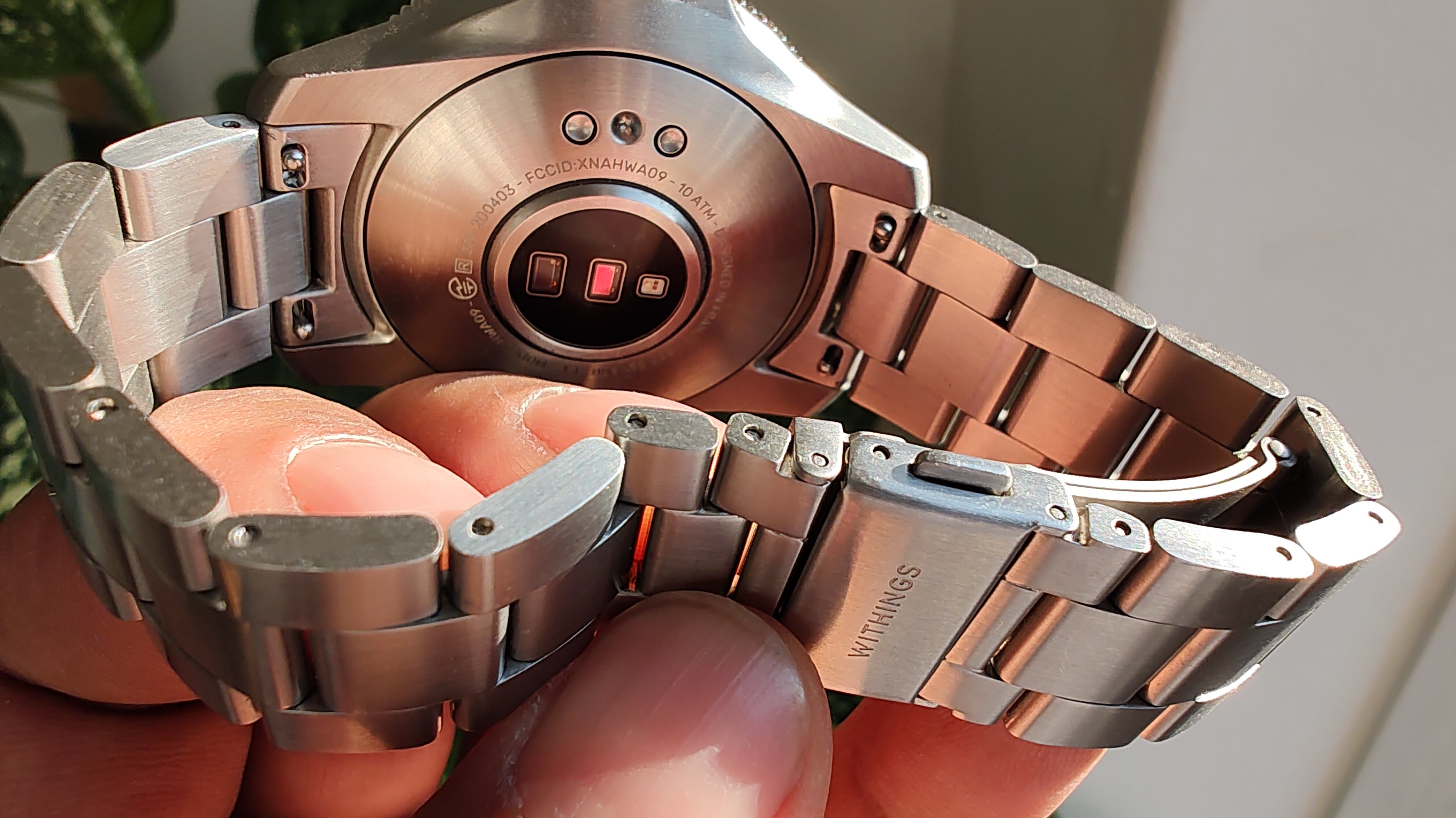 ScanWatch Horizon set nedefra, så man kan se pulsmåler og andre sensorer