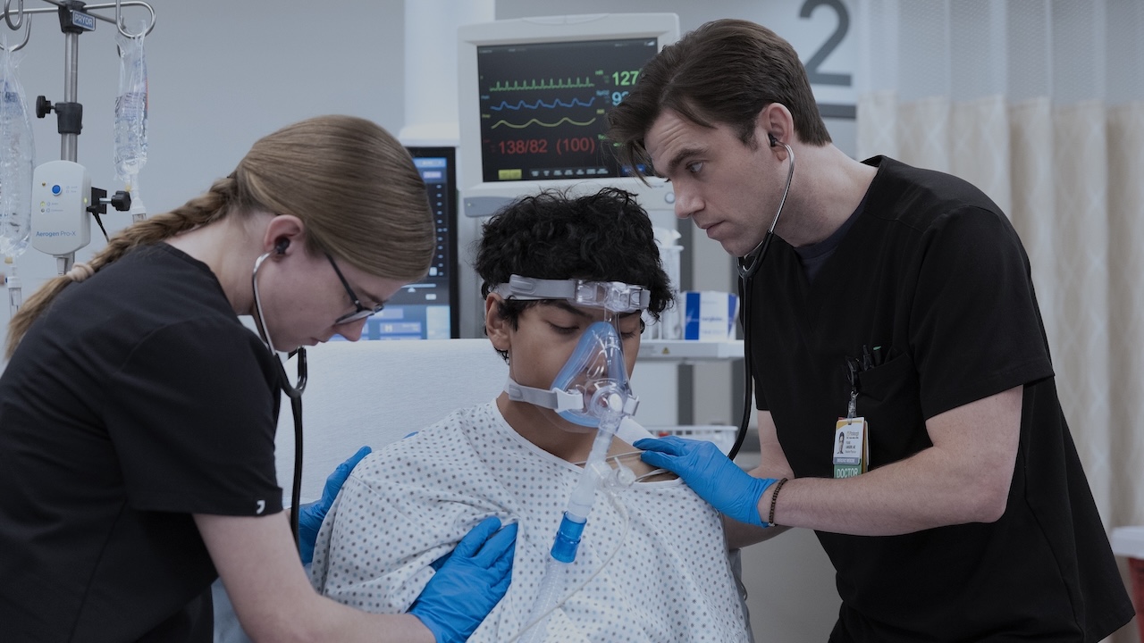 Mel and Langdon working on a patient together in The Pitt 213
