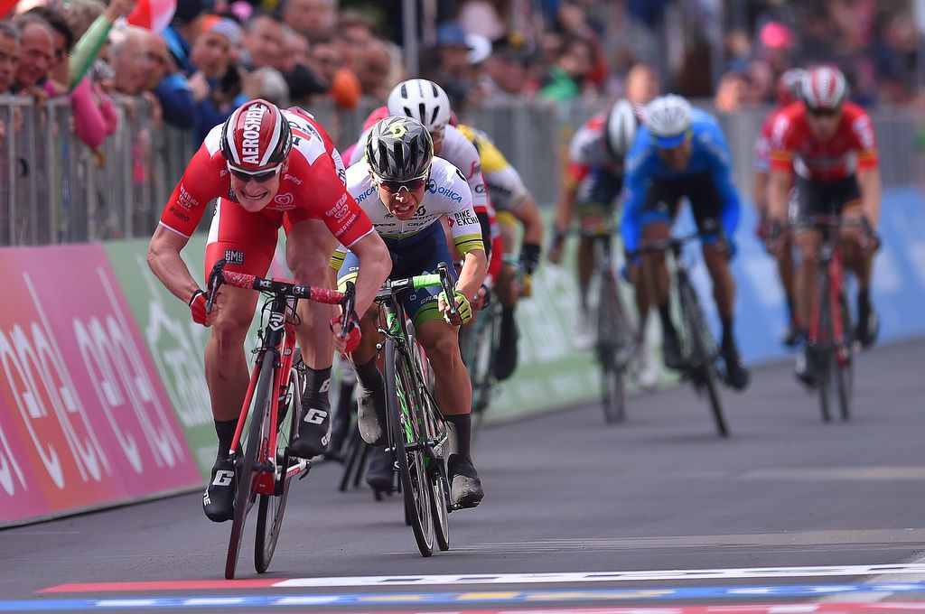 Caleb Ewan (Orica-GreenEdge) on Greipel's wheel approaching the finishline