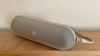 Beats Pill speaker op een houten tafel