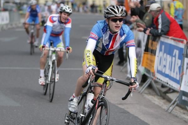 Jasper Stuyven sorts out refreshments.