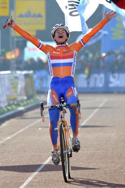 Marianne Vos wins another cyclo-cross world title