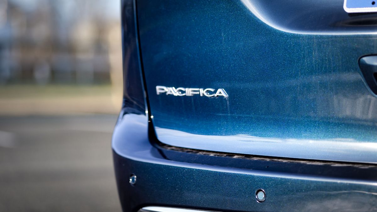 2024 Chrysler Pacifica Hybrid Pinnacle review.