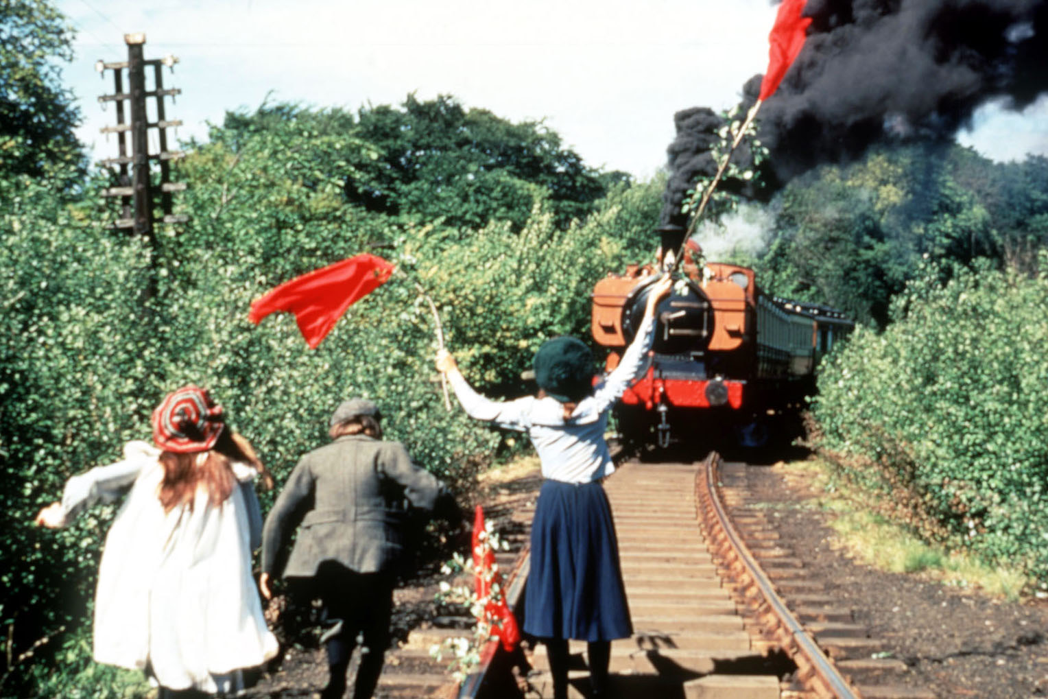 Los niños del ferrocarril sostienen un tren después de un deslizamiento de tierra.