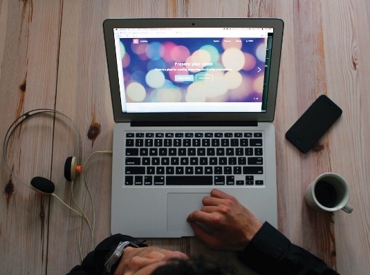Slides co-founder and reveal.js creator El Hattab doesn't have an office but his workspace always includes a MacBook Air, AIAIAI Tracks headphones and an iPhone 5