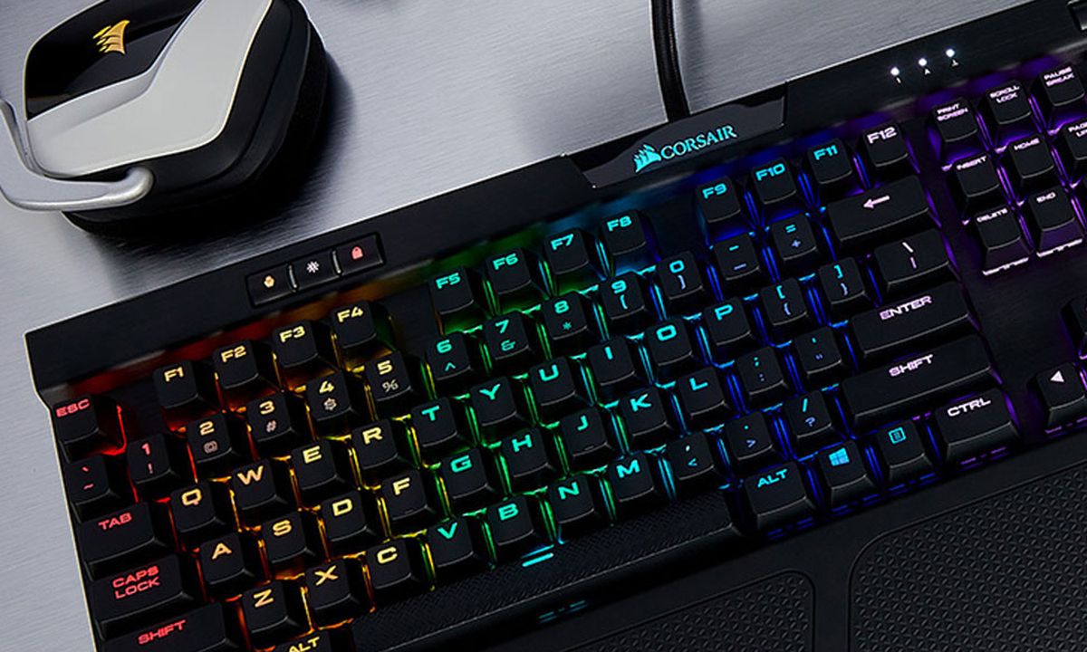 CORSAIR K70 RGB PRO Full-size Wired Mechanical Cherry MX Speed