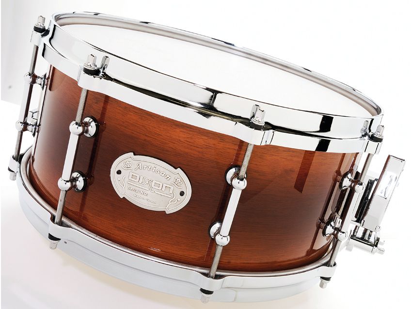 Emphasis on quality extends to the heads, which are Evans G1 coated or Power Centre Reverse Dot batters and 300 Hazy resonants