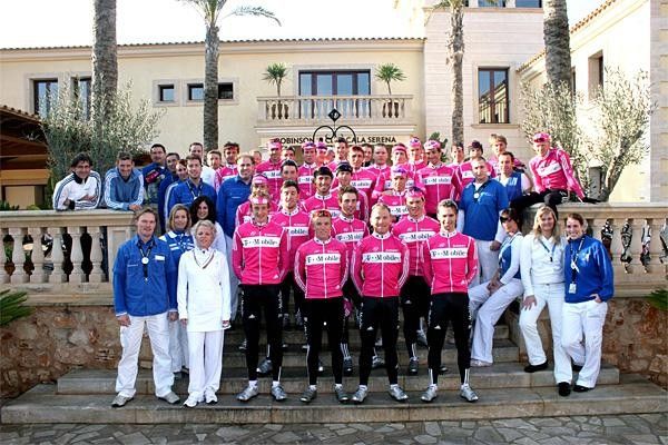 Pinotti and the rest of the team pose