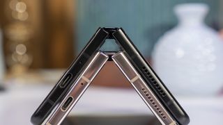 Samsung Galaxy Z Fold 3 (black) versus Samsung Galaxy Z Fold 4 (Graygreen)