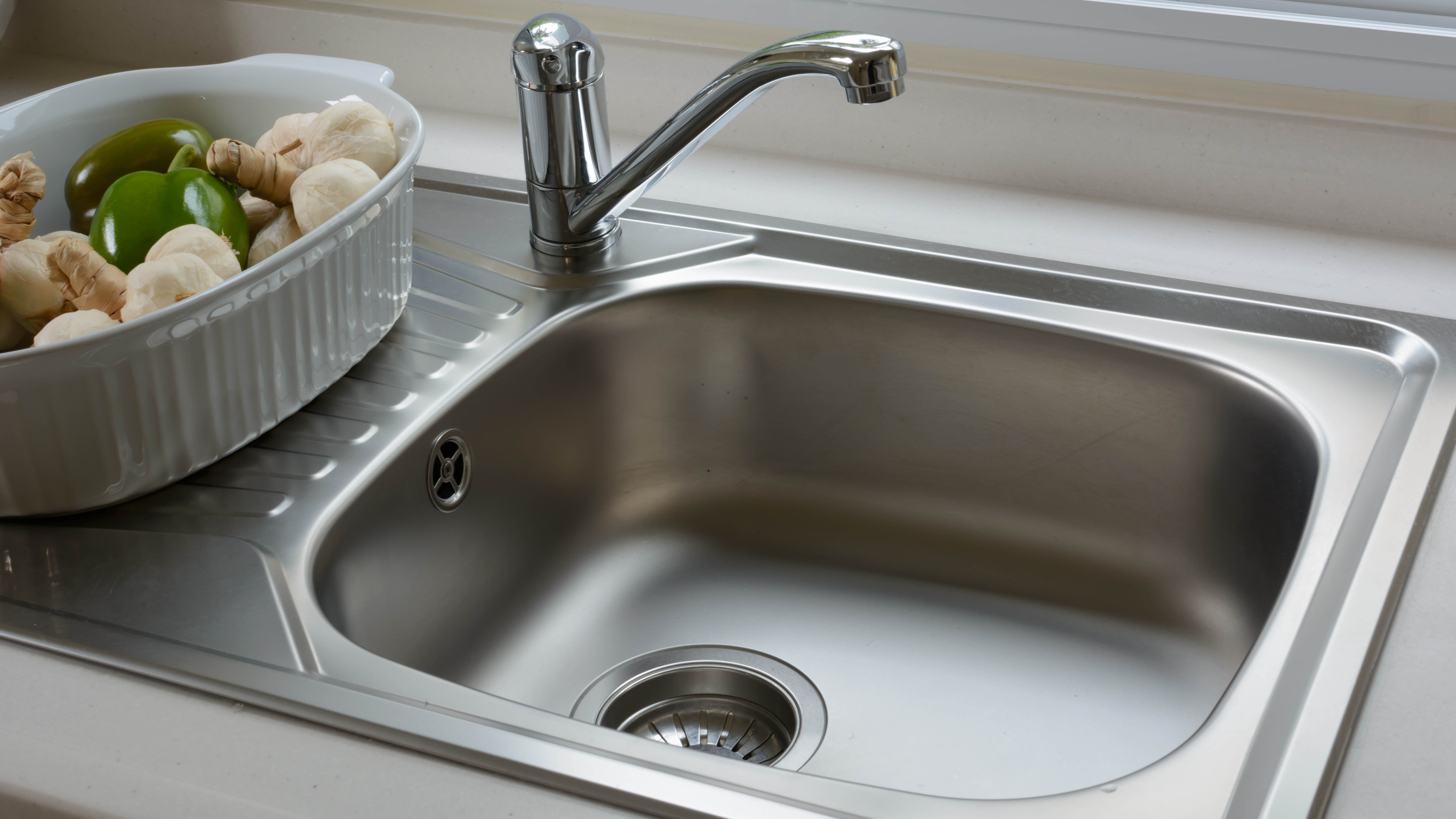Какую лучше покупать мойку для кухни. Мойка Kitchen Sink 4843. Раковина для мытья посуды. Чистая раковина. Раковина для посуды на кухню.