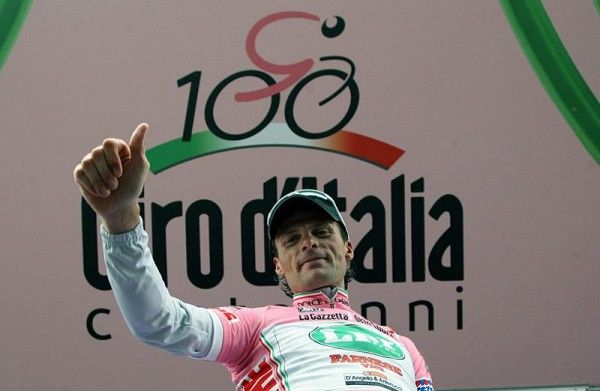 Danilo Di Luca (LPR Brakes - Farnese Vini) gives his maglia rosa earning performance a thumbs up.