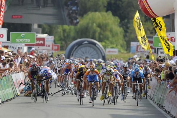 Tyler Farrar (Garmin-Slipstream) sprints to victory unaffected by the crash in the closing metres.