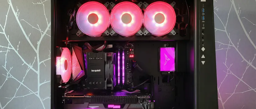Компьютер Asus на фоне юридических документов
