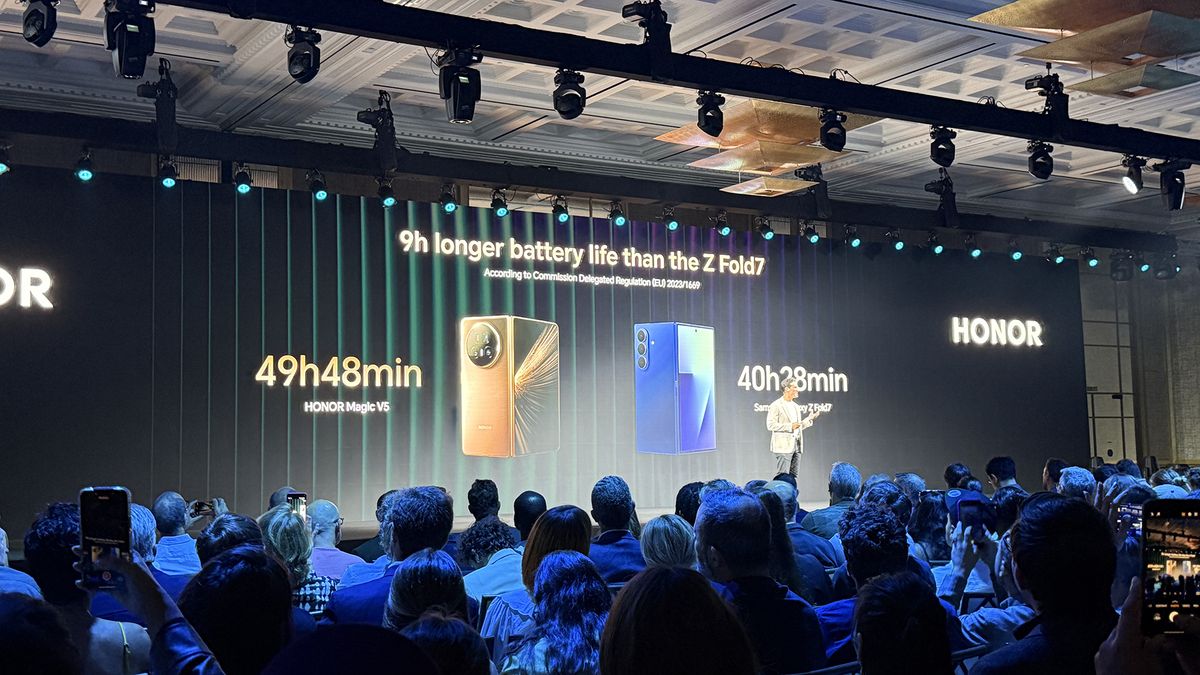 Various photos of the new foldable phone, the Honor Magic V5.