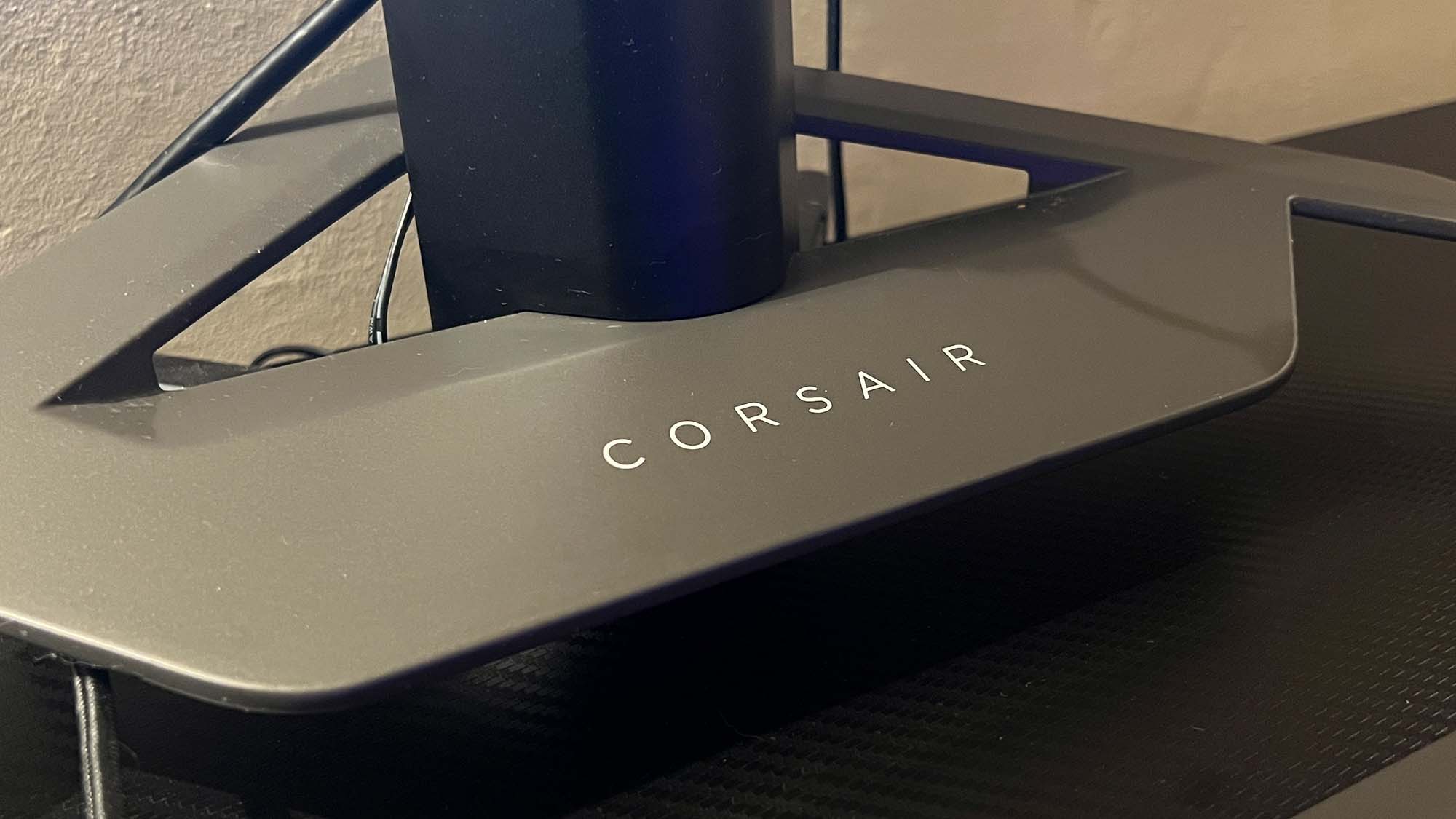 A base do Corsair Xeneon 32UHD144 mostrando a palavra Corsair