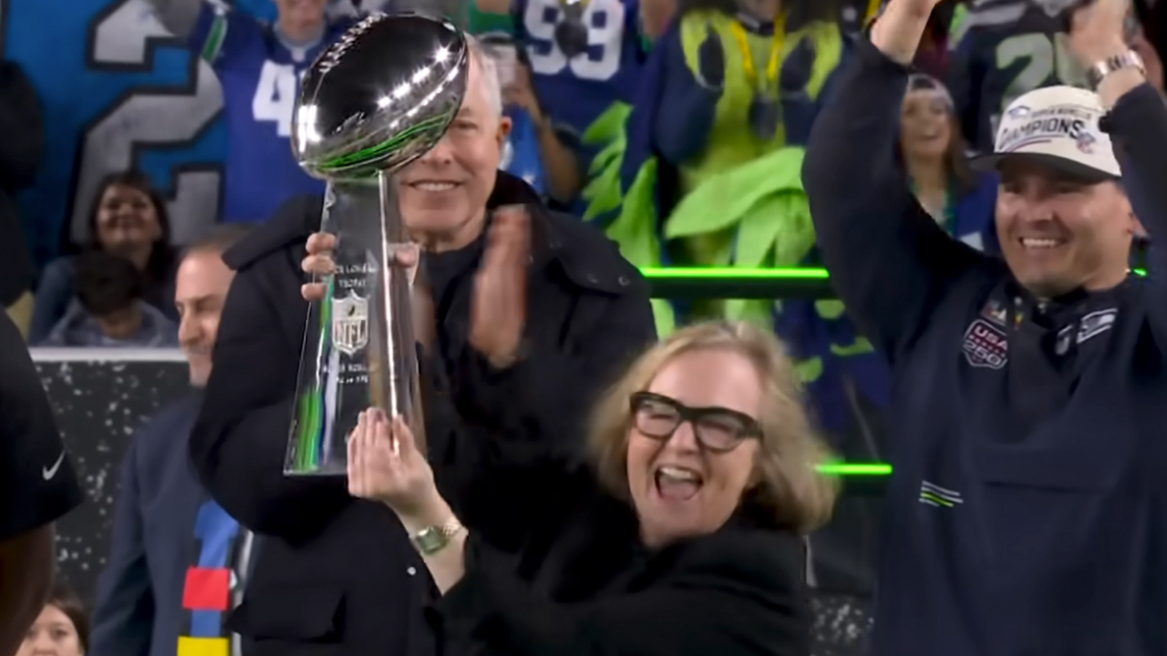 2026年にシーホークスがスーパーボウルで優勝した後、ロンバルディ・トロフィーを掲げるジョディ・アレン。