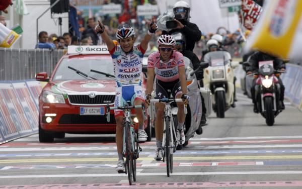 Jose Rujano beats Contador to the line