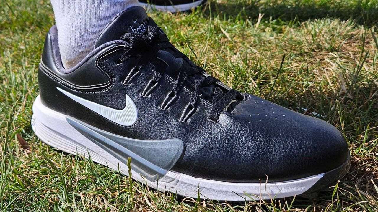 A general view of the Nike Victory Pro 4 Golf Shoes
