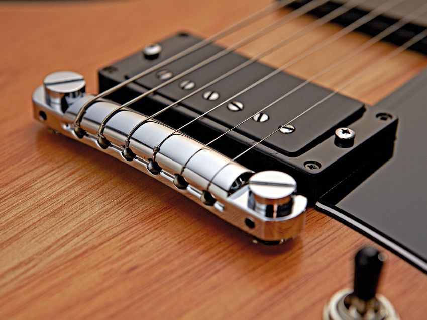 The wrapover bridge keeps things simple in Melody Maker fashion.