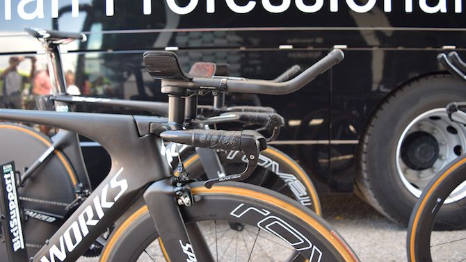 Sagan runs a fairly standard cockpit set-up