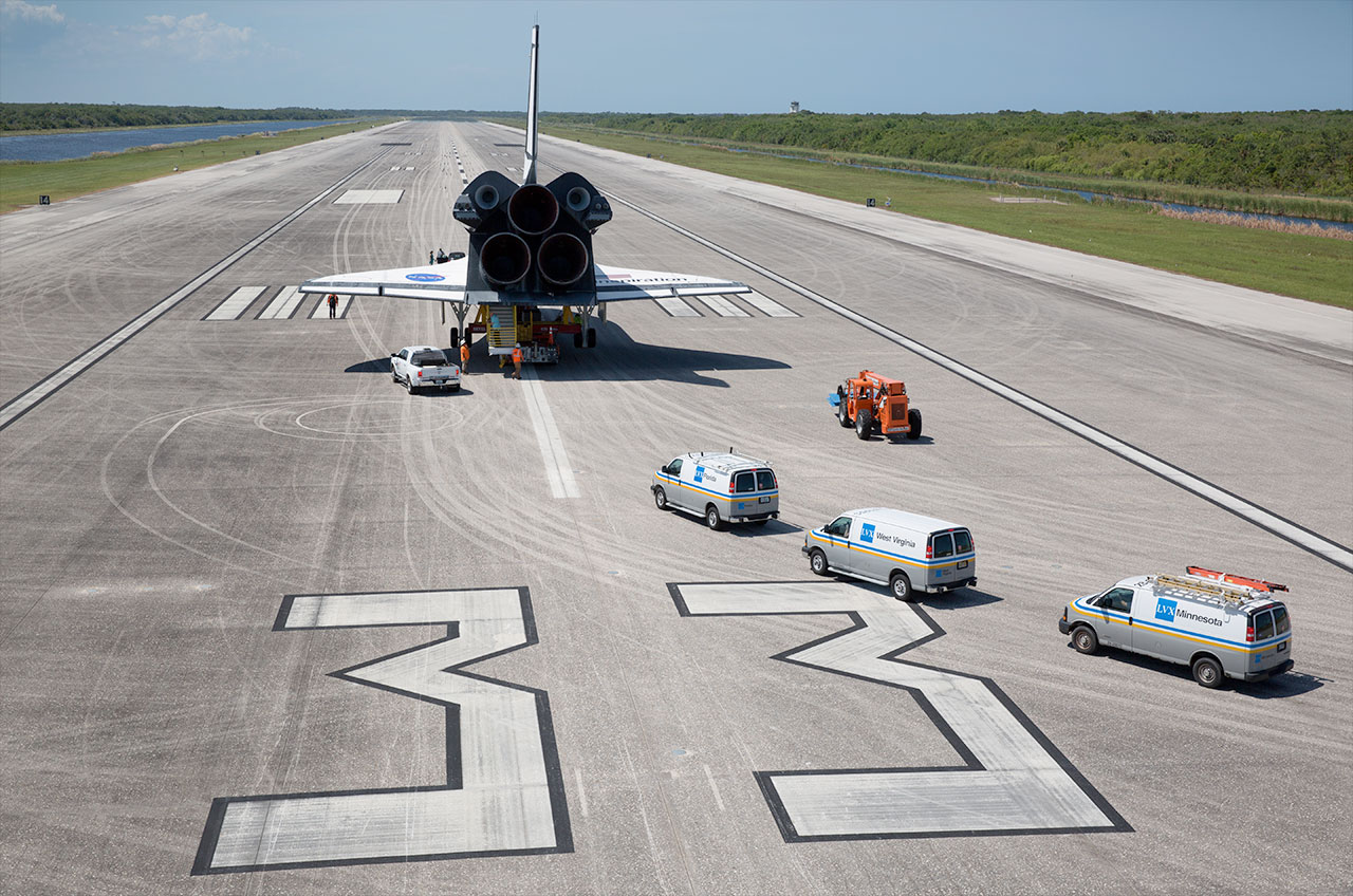 Mock orbiter Inspiration on runway at KSC