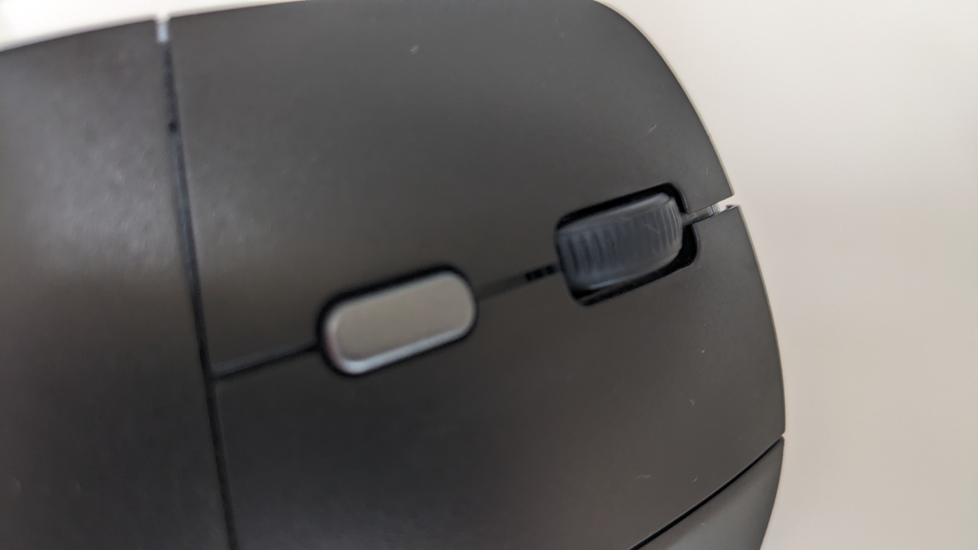 Trust Bayo II ergonomic mouse during our review