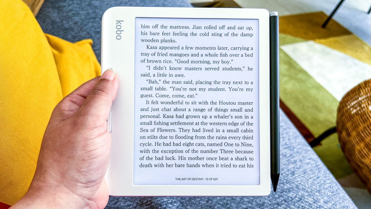 A hand holding the Kobo Libra Colour ereader to read