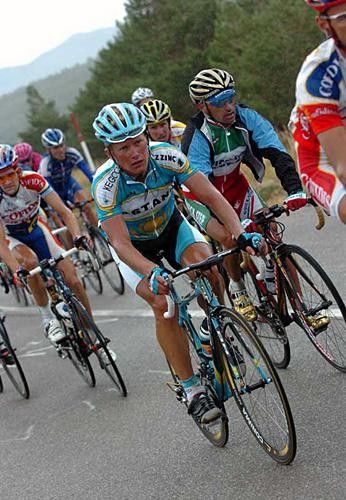 Alexandre Vinokourov (Astana) waits for an opportunity