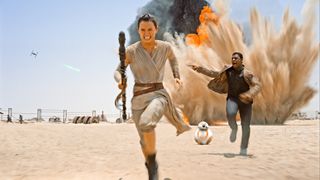 Rey , Finn och BB-8 rusar från ett gäng explosioner bakom sig på Tatooine.