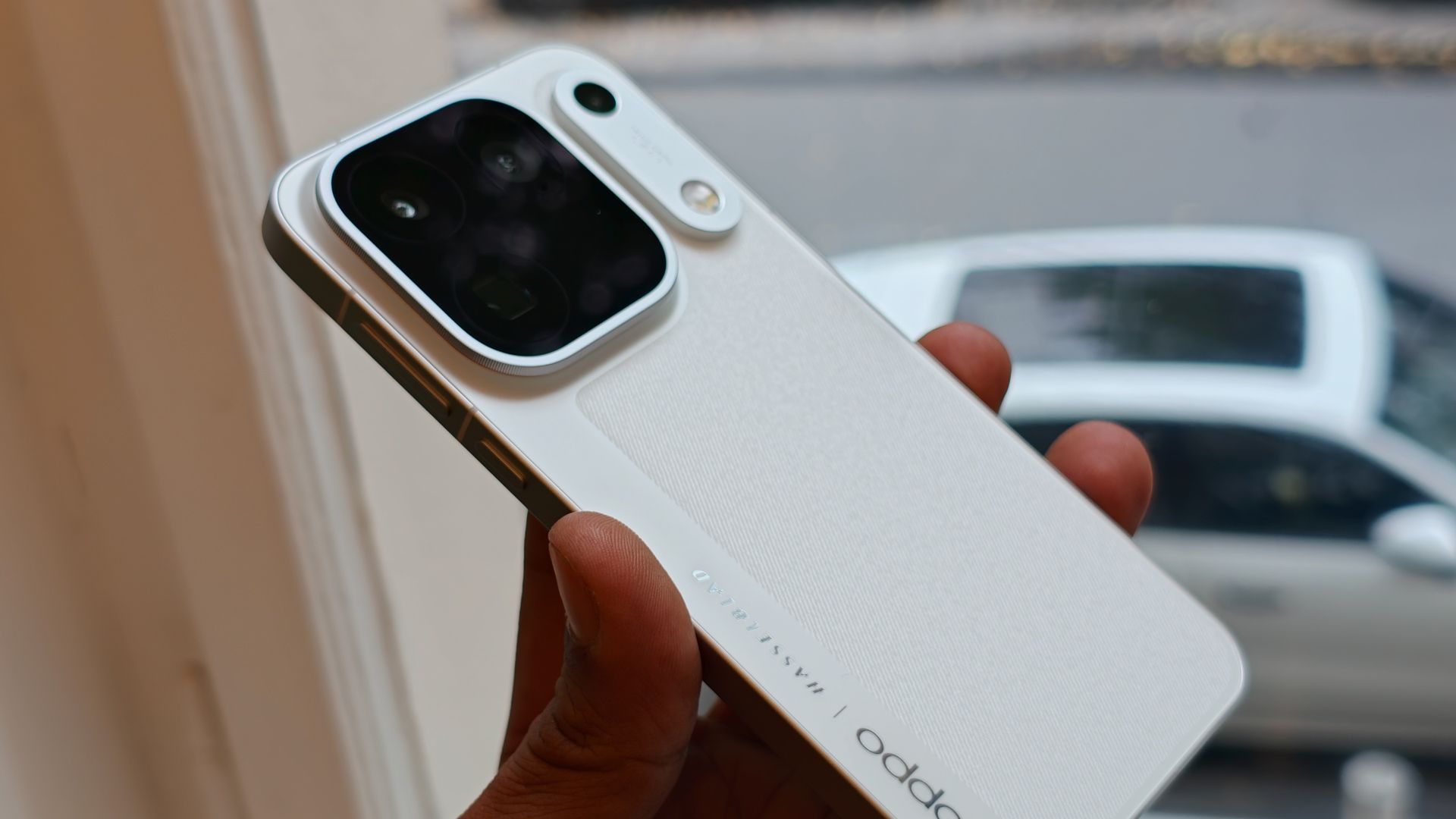 Oppo Find X10 Pro Max in Lunar White