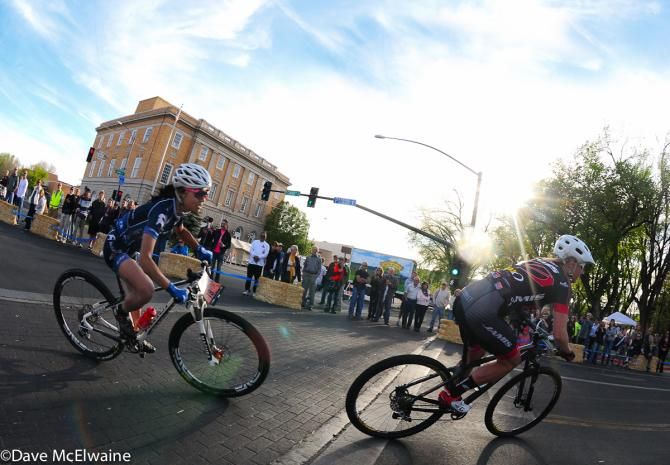 Geoff Kabush (Scott 3Rox Racing) cornering with Wells close behind